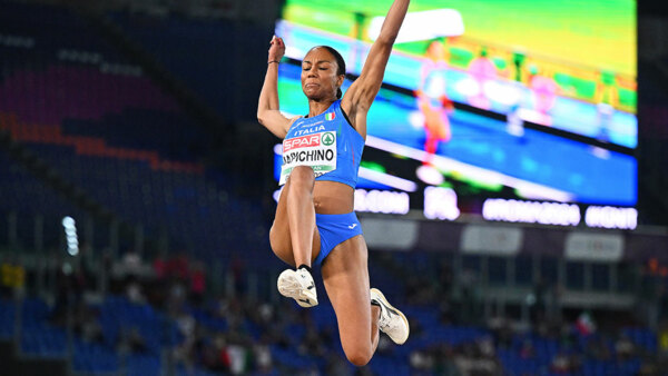 LARISSA IAPICHINO: SEMPRE PIÙ LONTANO 